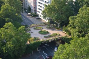Die grüne Brücke in der Mainzer Neustadt überspannt die viel befahrene Rheinallee. - Foto: gik