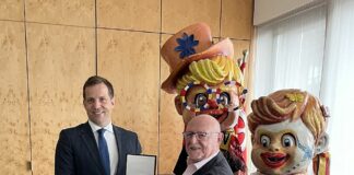 Meister der Motivwagen von Mainz: Wagenbauer Dieter Wenger mit Gutenberg-Plakette geehrt