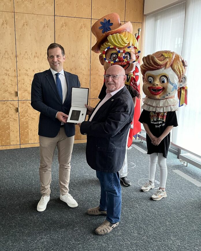 Meister der Motivwagen von Mainz: Wagenbauer Dieter Wenger mit Gutenberg-Plakette geehrt