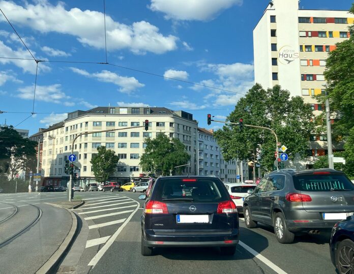 Wirtschaft kritisiert Verkehrspolitik in Mainz: Baustellen bremsen Mainzer Innenstadt – Pendleratlas: 62 Prozent Einpendler pro Tag
