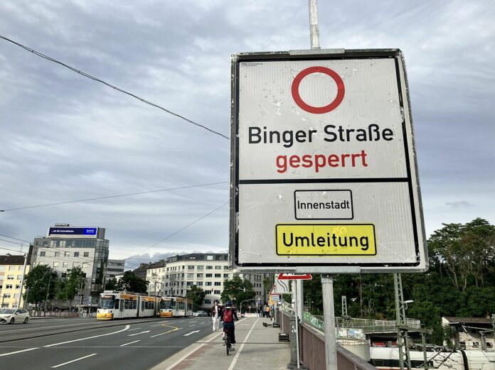 Kundenschwund und Umsatzeinbußen durch Baustellenchaos in Mainz: Umfrage der IHK Rheinhessen zeigt stark-negative Folgen