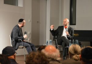 Ahmad Mansour im Gespräch mit Rabbiner Vernikowsky. - Foto: gik