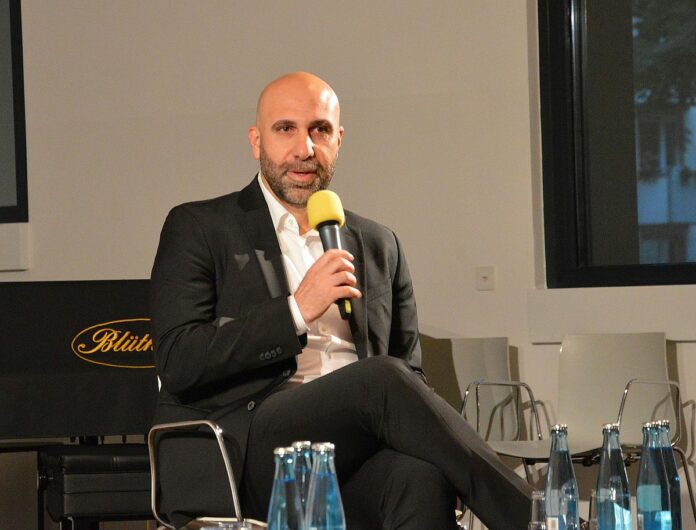 Ahmad Mansour in Mainz: „Die Hamas gewinnt diesen Krieg auf Tiktok“ – Extremismusexperte redet Klartest in voller Synagoge