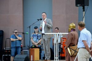 Innenminister Michael Ebling (SPD) dankte der Initiative Römisches Mainz für ihre Beharrlichkeit. - Foto: gik