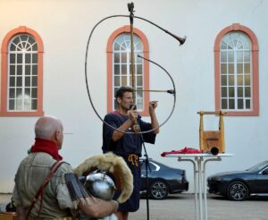 Musikarchäologe Hagen Pätzold mit dem Original-Nachbau eines römischen Cornu. - Foto: gik