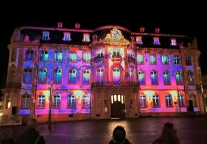 Der Osteiner Hof am Schillerplatz wird auch 2025 wieder Schauplatz einer farbenfrohen und kreativen Lichtinstallation, hier die von 2024. - Foto: gik