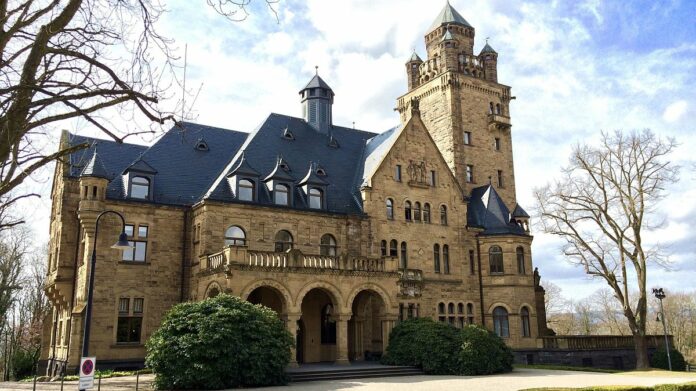 Schloss Waldthausen bei Mainz: Französische Schlossexperten von Châteauform wollen internationales Seminarzentrum etablieren
