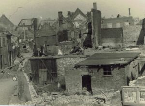 Das nach dem Bombenhagel zerstörte Kastel: 90 Prozent des alten Ortskerns lagen danach in Trümmern. - Foto: AKK Kulturtage