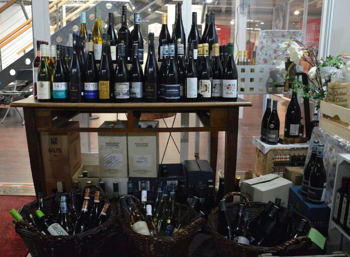 Weinmarkt in der Krise: Weinkonsum sinkt 2024 deutlich – Verbraucher achten mehr auf Preis und kaufen weniger