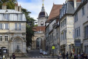 Die Altstadt von Besançon ist reich an historischen Gebäuden, Kunst, Kultur - und Grünanlagen. - Foto: by Wikipedro