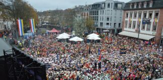Mainzer Narren feiern fröhlichen und friedlichen 11.11. – Weniger Besucher auf Schillerplatz, Mann stirbt nach Sturz