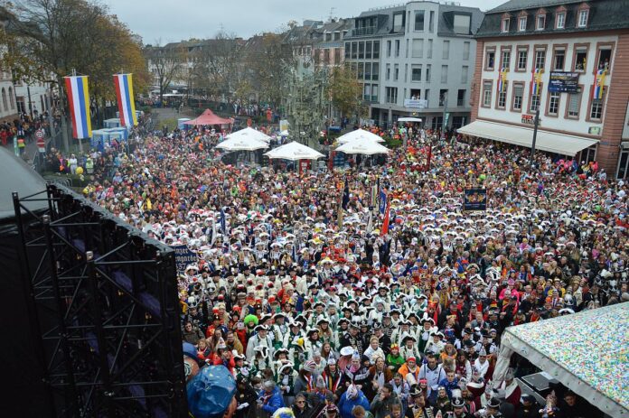 Mainzer Narren feiern fröhlichen und friedlichen 11.11. – Weniger Besucher auf Schillerplatz, Mann stirbt nach Sturz