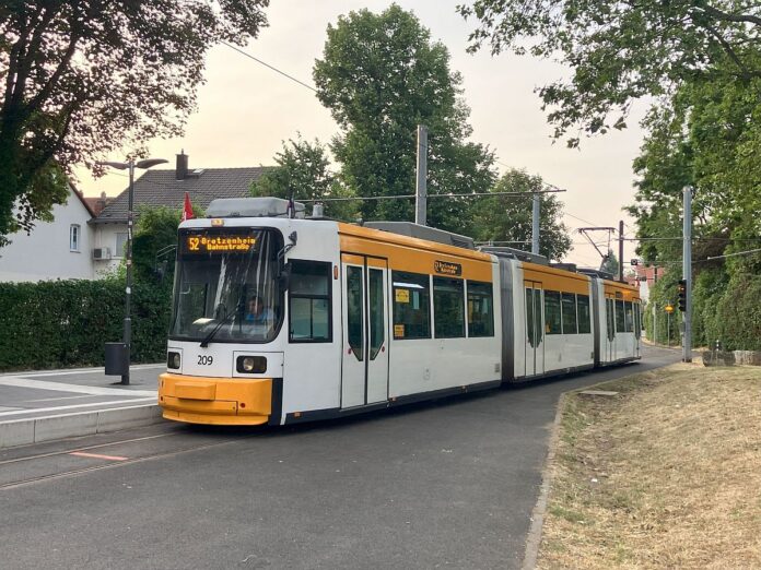 Staureicher Nikolaustag in Mainz: Unfall zwischen Straßenbahn und Pkw legt ÖPNV lahm – Lange Staus auf Mainzer Ring