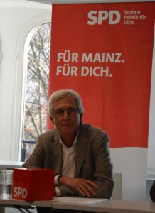 Will nicht für eine zweite Amtszeit antreten: Der Mainzer Sozialdezernent Eckart Lensch (SPD). - Foto: gik