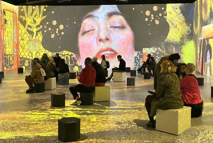Klimts Kuss in Mainz: Bunte Farbenpracht, wirbelnde Muster, erotische Frauen – Immersives Eintauchen Dank Multimedia-Show