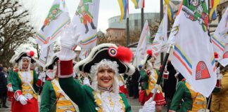 Fastnachtskampagne 2025 in Mainz: Narren starten mit Neujahrsumzug – Helaukalender und Jubiläumsedition Zugplakettche