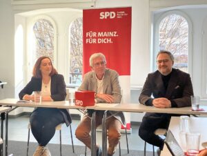 Pressekonferenz am Mittwoch: Eckart Lensch (Mitte, SPD) verkündete dabei seinen Verzicht auf eine erneute Amtszeit als Sozialdezernent von Mainz. Mit dabei die beiden SPD.-Kreischefs Jana Schmöller und Ata Delbasteh. - Foto: gik