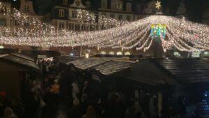 Schweigeminute auf dem Mainzer Weihnachtsmarkt am Samstagabend. - Foto: gik