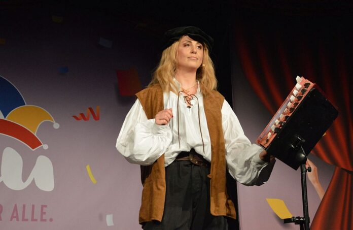 Guddi Gutenberg ist weiblich: Bei der ersten GCVrau in Mainz machen Frauen grandiose Fastnacht – Brilliante Parodien, Gänsehaut-Lieder