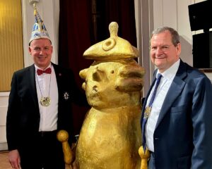 Verleihung des "Ranzengardisten" 2025 an Uni-Präsident Georg Krausch, mit Vorjahres-Preisträger Thomas Münzel (rechts) als Laudator. - Foto: gik