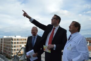 2014 präsentierten sie sich als Streiter gegen den Fluglärm: Der heutige Ministerpräsident Alexander Schweitzer (SPD, Mitte), damals Gesundheitsminister und Professor Thomas Münzel auf dem Hubschrauberlandeplatz der Mainzer Uniklinik. - Foto: gik