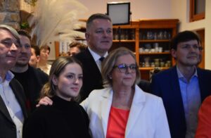 Bangen am Abend bei der Mainzer CDU um den Sieg im Wahlkreis mit Direktkandidatin Ursula Groden-Kranich (Mitte). - Foto: gik