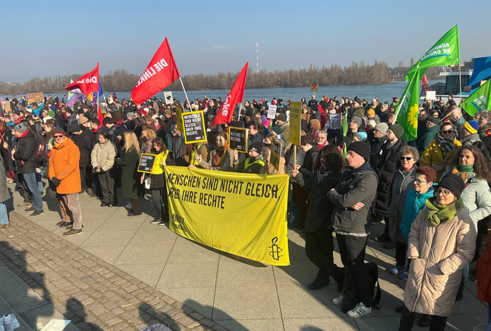 Rund 4000 demonstrieren in Mainz gegen Merz, AfD und Rechtsextremismus und für Menschenrechte und eine „offene Welt“