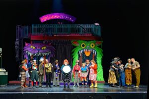 Das Ensemble der "Scheierborzeler" vor der Geisterbahn mit Wahrsagerin Kunigunde. - Foto: Michael Pohl, Mainzer Staatstheater