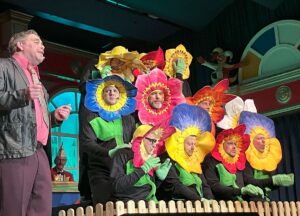 Die Schnorreswackler kommen in diesem Jahr als Blumenbeet daher, Thomas Becker gibt dazu den Botanikprofessor in Feuerzangenbowle-Manier. - Foto: gik