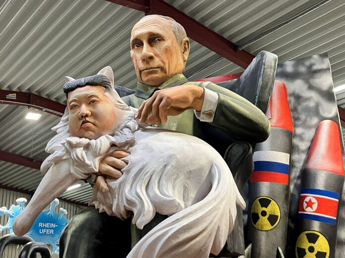 Motivwagen in Mainz an Rosenmontag 2025: Ampel-Bruchpiloten, Blofeld Putin und zerplatzte Biontech-Träume in Mainz – MCV stellt Motivwagen 2025 vor