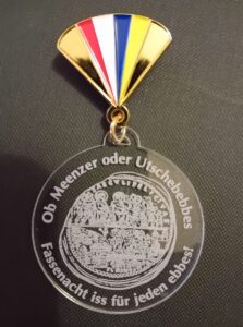 Der Kampagnenorden der "Unsichtbaren Römergarde" 2025: Erinnerung an die "Utschebebbes". - Foto: Vahl