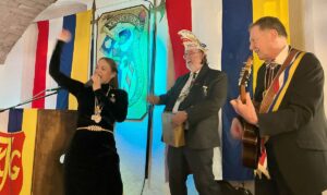 Das Trio Aeterna mit Kathrin Dohle, Thomas Rück und Christian Vahl ist die Hausband der Unsichtbaren Römergarde. - Foto: gik