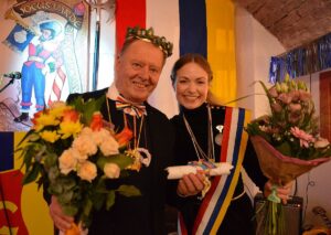 Amtsübergabe: Kathrin Dohle (rechts) ist neue Präfecta der Unsichtbaren Römergarde, Christian Vahl jetzt ihr Ehrenpräsident. - Foto: gik