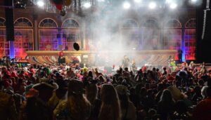 Kein Tisch, kein Stuhl, kein Komitee, dafür jede Menge gerockte Fastnachtsmusik: Das ist die Stehung des GCV. - Foto: gik 