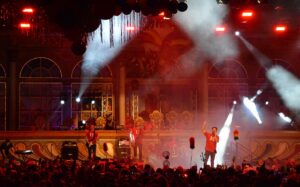 Große Bühne, grandiose Lightshow: Die "Humbas" bei der "Stehung" 2025. - Foto: gik