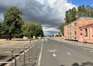 Über diesen Teil der Großen Bleiche soll einmal die Straßenbahn zum Rhein rollen. - Foto: gik