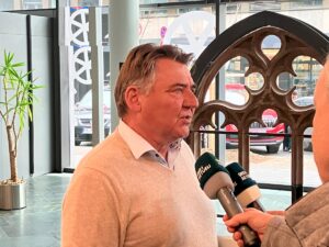 Finanzdezernent Günter Beck (Grüne) am Mittwoch bei Interviews zum Haushalt 2025. - Foto: gik