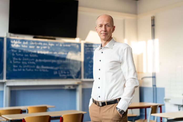 Hessen verbietet Handynutzung an allen Schulen, das Saarland an Grundschulen – Landesregierung in Mainz lehnt Landesregelung weiter ab