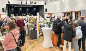 Von Stand zu Stand schlendern, probieren, fachsimpeln, genießen - das ist das Konzept der Hechtsheimer Weinprobiertage. - Foto: gik