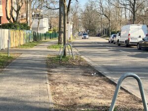 Rigides Vorgehen der Stadt gegen parkende Autos in der Wallstraße: Das Parken zwischen den Bäumen behinderte niemand und wurde Jahrzehntelang geduldet. - Foto: gik
