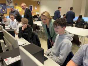 Die rheinland-pfälzische Bildungsministerin Stefanie Hubig (SPD) beim Besuch am Veldenz-Gymnasium Lauterecken. - Foto: Ministerium für Bildung, Jonas Birk