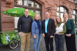 Neue Fürhungsmannschaft der Mainzer Grünen (von Links): Kreischef Christoph Kozubek, Umweltdezernentin Janina Steinkrüger, Daniel Köbler, Kreischefin Teresa Bicknell und Ex-Kreischefin Christin Sauer. - Foto: gik