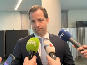 Oberbürgermeister Nino Haase (parteilos) bei Pressestatements zum gekippten Haushalt 2025. - Foto: gik
