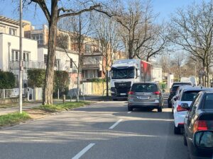 In der Wallstraße parken die Autos nun auf der Fahrbahn - das führt zu erheblichen Behinderungen und prekären Situationen des rollenden Verkehrs. - Foto: gik