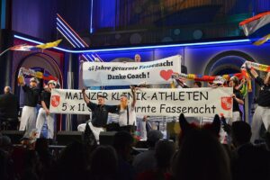 Die Klinikathleten verabschiedeten nach 48 Jahren ihren Trainer in den "Ruhe"stand. - Foto: gik