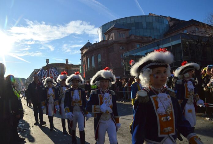 Mainzer Narren starten in die Kampagne 2026: Neujahrsumzug in Mainz mit 1200 Gardisten und Platzkonzert am Dom