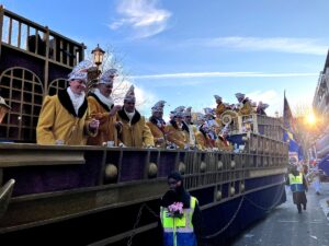 MCV-Wagen mit Sonnenuntergang: Der Rosenmontagszug 2025 hatte klare Überlänge. - Foto: gik