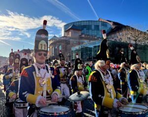 Wenn die Trommeln dröhnen und die Garden marschieren - dann ist wieder Rosenmontag in Mainz. Hier die Füsiliergarde vor dem Staatstheater 2025. - Foto: gik 
