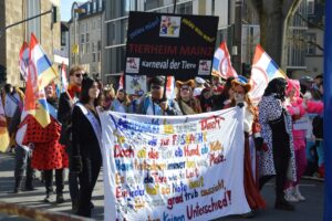 Solche Gruppen wie das Tierheim Mainz, die nicht aus der Mainzer Fastnacht kommen, könnten künftig eine Absage für den Mainzer Rosenmontagszug erhalten. - Foto: gik