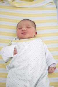 Das erste von sechs kleinen Rosenmontagsbabies: die kleine Anna wurde um 8.00 Uhr morgens geboren. - Foto: Unimedizin Mainz, Dominik Gruszczyk